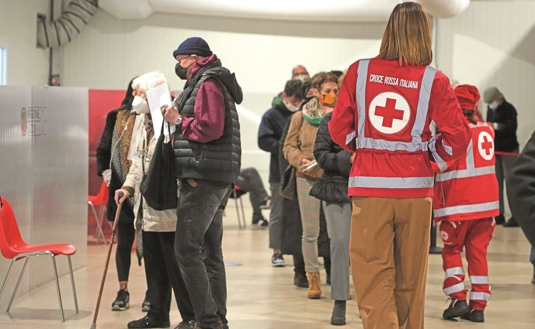 Un centro de vacunación de la Cruz Roja, en Roma, Italia. El país exige estar vacunado para el trabajo presencial. Foto: Gregorio Borgia. AP