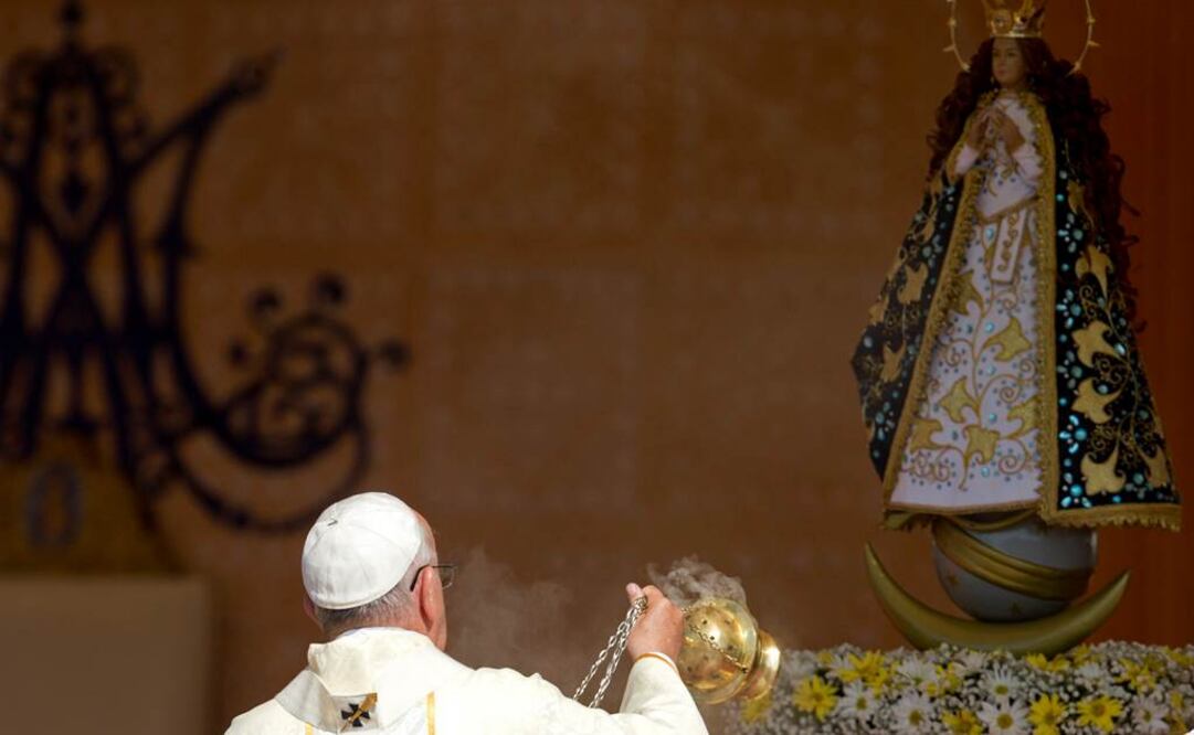 Tras la misa en el santuario de Caacupé, el papa regresará a Asunción para hablar en un polideportivo ante representantes de la sociedad civil (Foto: AP)