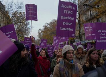 Miles protestan en Francia por violencia contra las mujeres; preocupa posible retroceso en los derechos de género