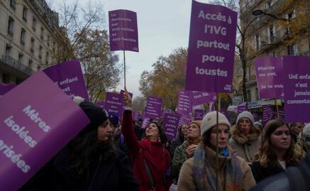 Miles protestan en Francia por violencia contra las mujeres; preocupa posible retroceso en los derechos de género