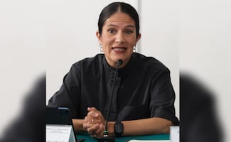 Funcionaria conocida como "Lady Pepitas" debía estar en su trabajo, señala Bertha Alcalde; investigación determinará responsabilidades