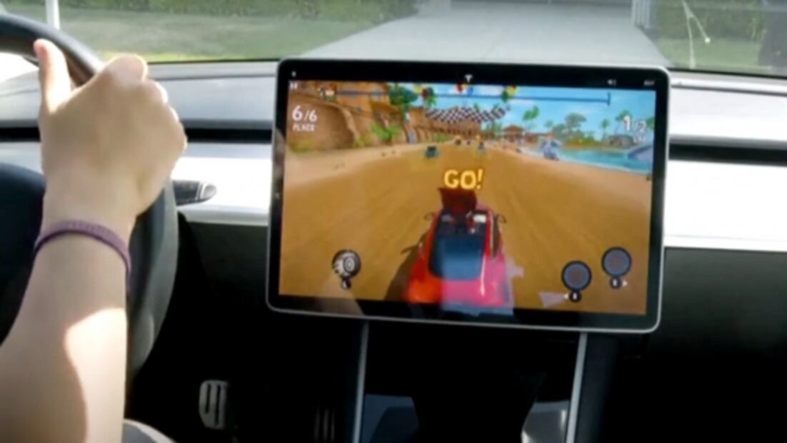 Tesla permite a conductores jugar videojuegos mientras manejan gracias a nueva actualización