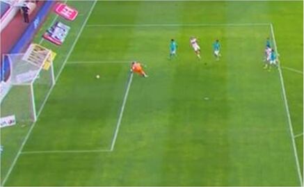 El insólito autogol de Rodolfo Cota contra el Necaxa