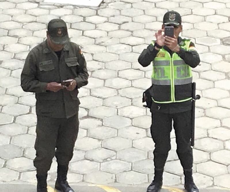 La Cancillería mexicana acepta haber solicitado al gobierno de Bolivia protección a sus sedes y personal diplomático, pero acusan que el operativo policiaco está fuera de toda proporción: revisan vehículos y los videograban. ESPECIAL