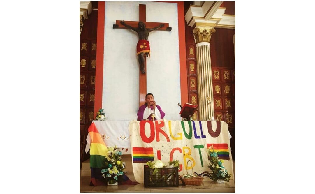 El Fray Tomas Castillo González colocó frente al atrio una ofrenda y una bandera del orgullo gay (Foto: Leobardo Pérez / EL UNIVERSAL)