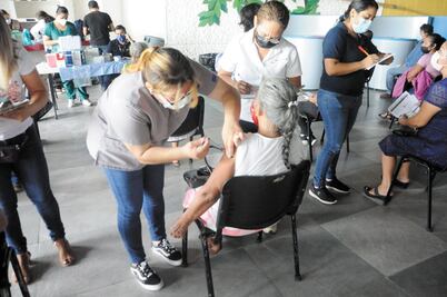 En medio del caos, reanudan jornada de vacunación Covid-19 en Tabasco