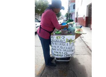 Mujer regala chilaquiles en recuerdo a héroes del S-19