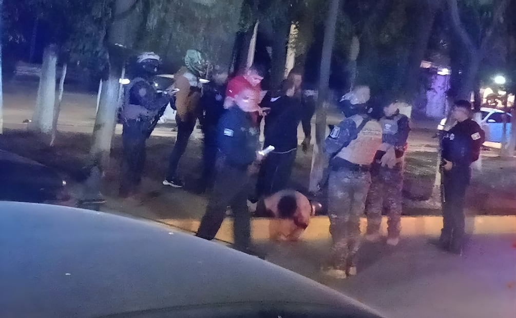 Los policías mantuvieron diálogo con los vecinos para que el señalado fuera entregado. | Foto: Especial.