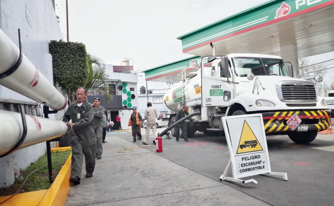 Las mil 485 pipas de Pemex representan una capacidad de almacenaje de 294 millones de barriles diarios. Foto: DIEGO SIMÓN. EL UNIVERSAL