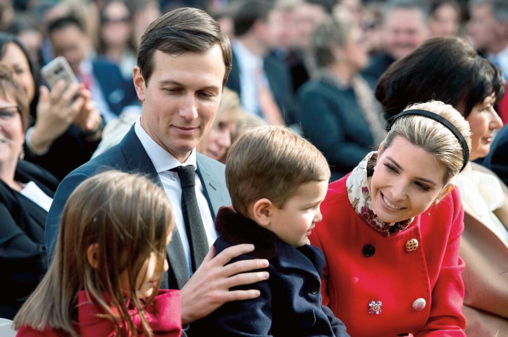 Jared Kushner, consejero principal del presidente de EU, y su esposa Ivanka Trump, junto con sus hijos Arabella y Joseph, en la Casa Blanca. (JIM WATSON. AFP)