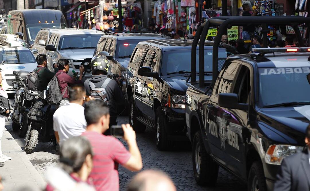 Equipos de seguridad abren paso a los vehículos blindados que transporta al fiscal general de EU, William Barr. Foto: EFE