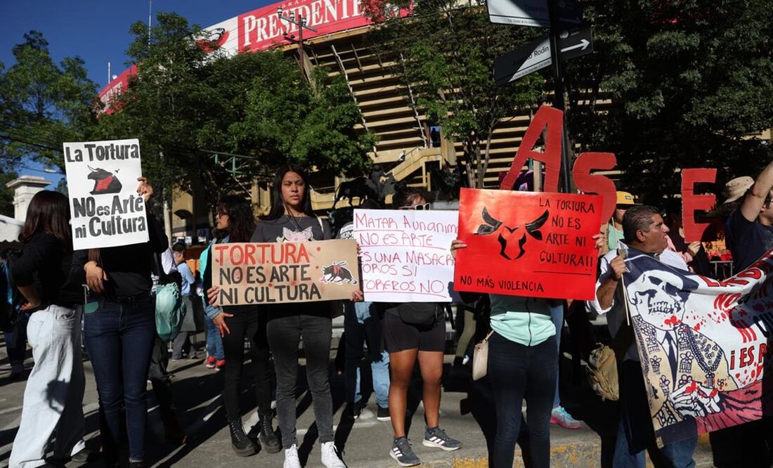 Manifestantes protestan contra las corridas de toros en el 78 aniversario de la Plaza México