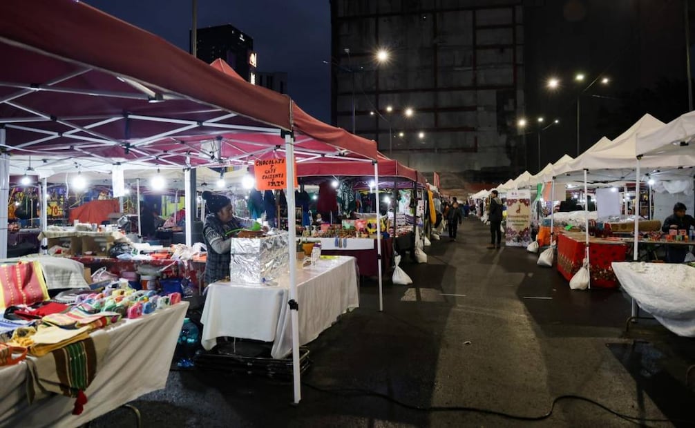 Bazar navideño a un costado del Monumento a la Revolución reporta baja asistencia en su primer día (22/12/2025). Foto: Hugo Salvador / EL UNIVERSAL