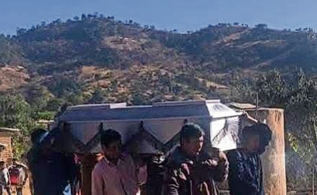 Hombres de Alcozauca trasladaron el cuerpo de Leuteria, asesinada pese a denunciar violencia y acoso. Foto: Especial (10/01/2025)
