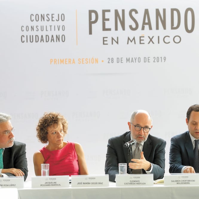 El ministro en retiro de la SCJN, José Ramón Cossío Díaz ( segundo de der. a izq.), exhortó a la población a impedir que se acoten los controles que históricamente se plantean para hacer frente a la concentración de poder. JUAN BOITES. EL UNIVERSAL