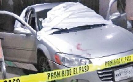 Conduce hasta urgencias herido y con tres cadáveres a bordo tras balacera en Neza