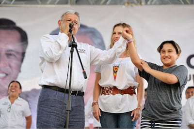 No viviré en Los Pinos; se aparece el Chupacabras: López Obrador