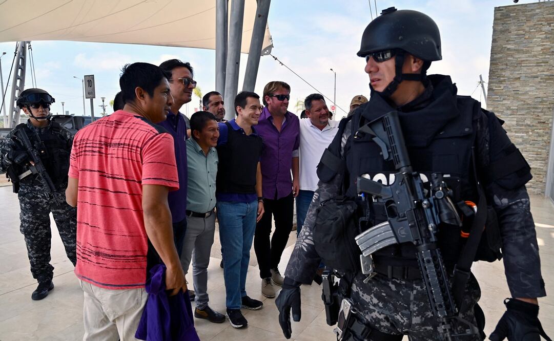 El candidato presidencial Daniel Noboa (centro), de Alianza Democrática Nacional, con sus seguidores mientras está custodiado por la policía durante un mitin en el Centro Deportivo Benjamín Carrión en Salinas. Foto: AFP