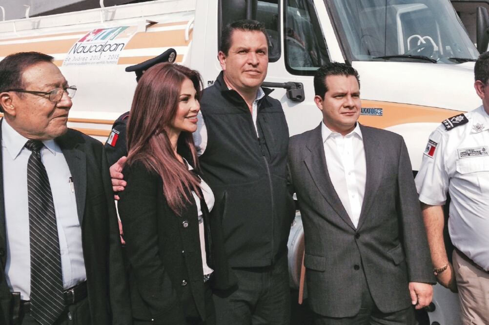 El diputado federal electo (centro) enfrenta una segunda acusación, la prim e ra fue por más de 400 mil pesos por el pago de un andador inexistente (ARCHIVO EL UNIVERSAL)