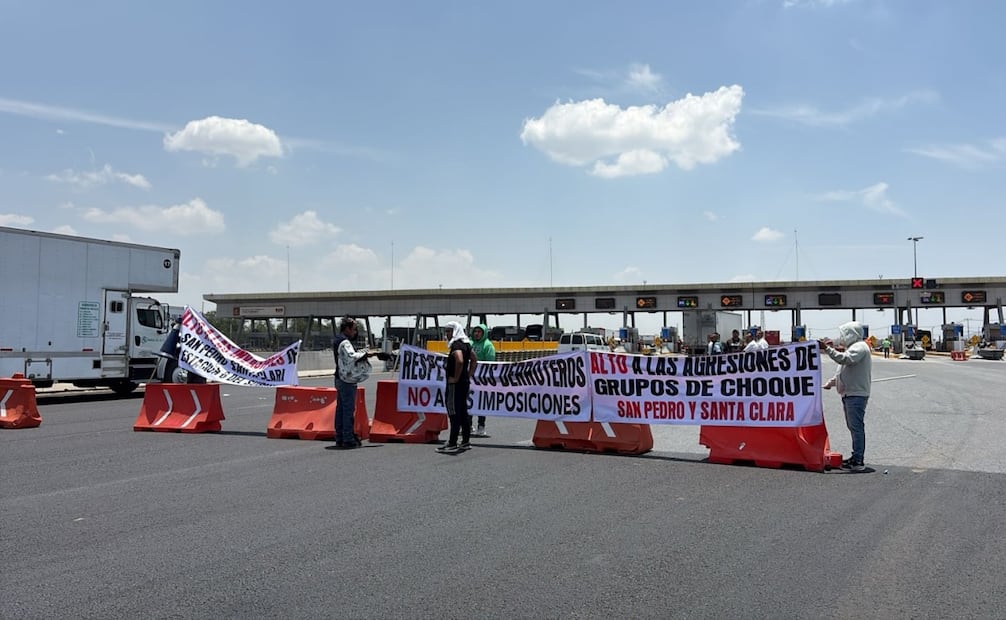 Un grupo de transportistas bloquea de manera parcial la caseta de cobro T1 Tultepec del Circuito Exterior Mexiquense. Foto: especial