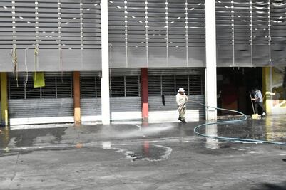 Retiran escombros y limpian instalaciones tras incendio en mercado La Purísima en Iztapalapa 