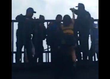 Video. Policías impiden que joven se arroje de puente en Eje Central