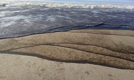 Ante cierre de playas de Oaxaca por derrame de petróleo, Pemex empleará a pescadores para limpiar áreas contaminadas