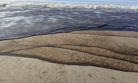 Ante cierre de playas de Oaxaca por derrame de petróleo, Pemex empleará a pescadores para limpiar áreas contaminadas