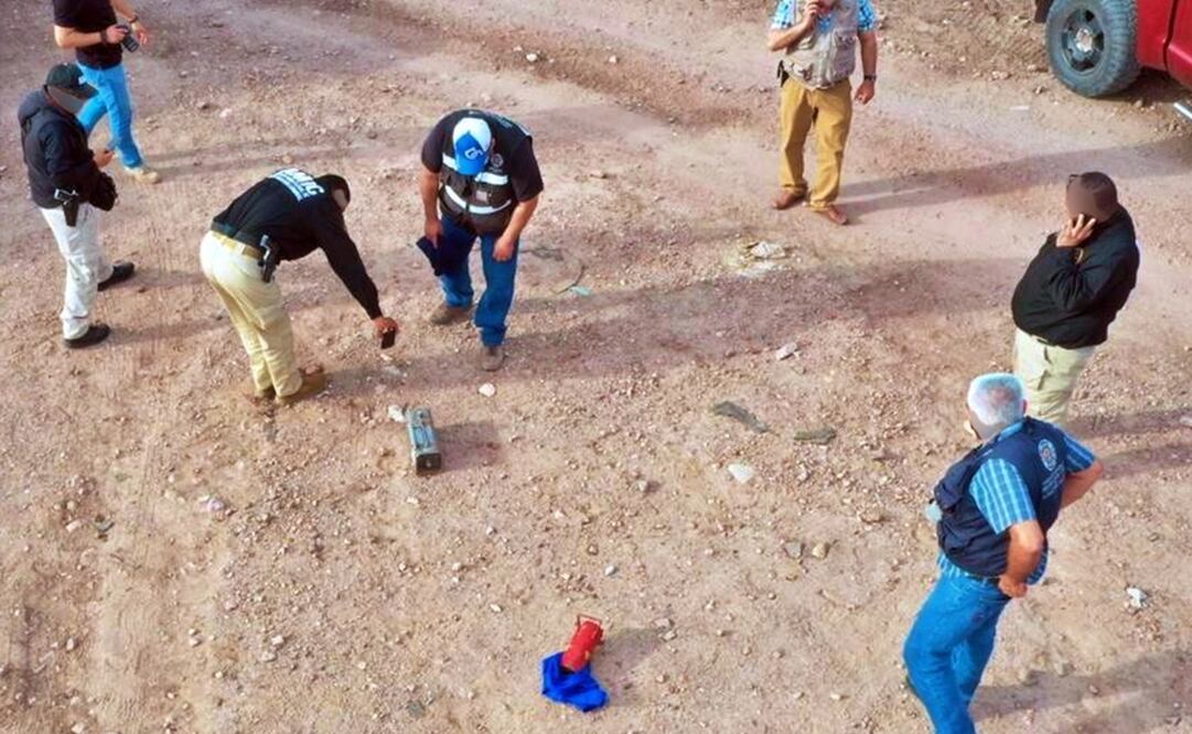 Estaba enterrada bajo un árbol mezquite, de dos metros de alto, por lo que se solicitó el apoyo inmediato del personal de Servicios Periciales de la Fiscalía. Foto: Fiscalía de Sonora