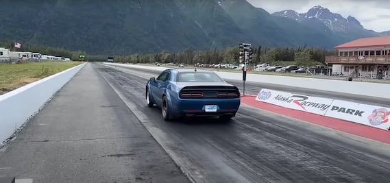 VIDEO: conductor ciego maneja un Dodge Challenger en pista