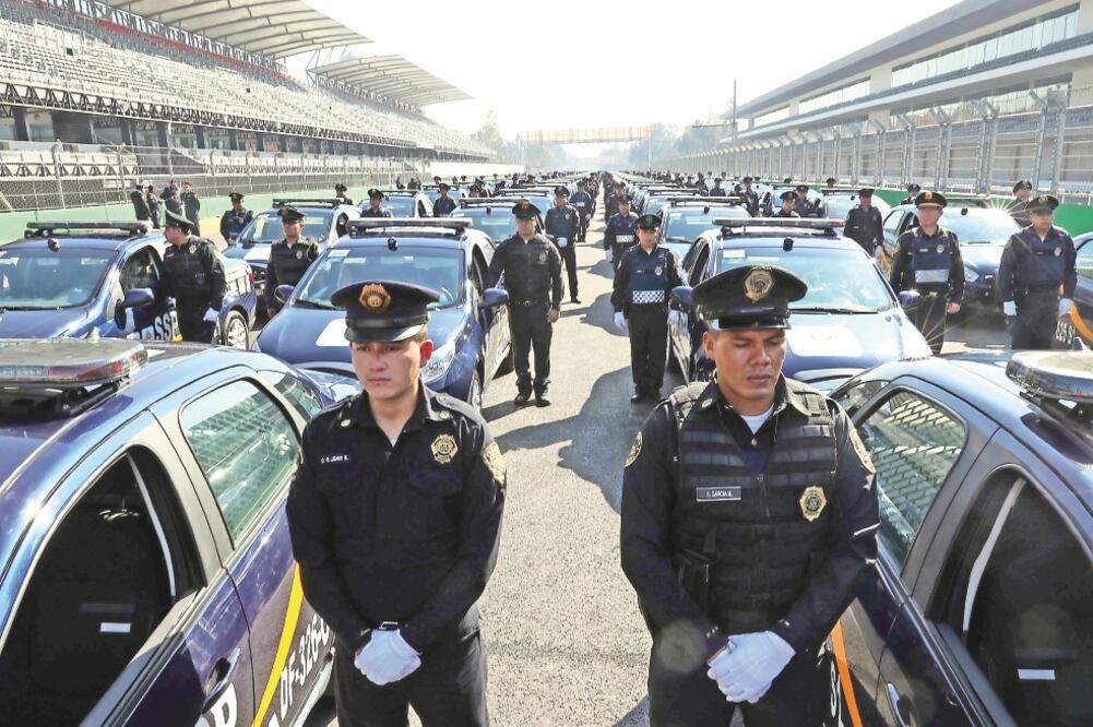 En el Autódromo Hermanos Rodríguez, Miguel Ángel Mancera entregó las nuevas unidades a elementos de la Secretaría de Seguridad Pública capitalina. (FOTOS: JUAN CARLOS REYES. EL UNIVERSAL)
