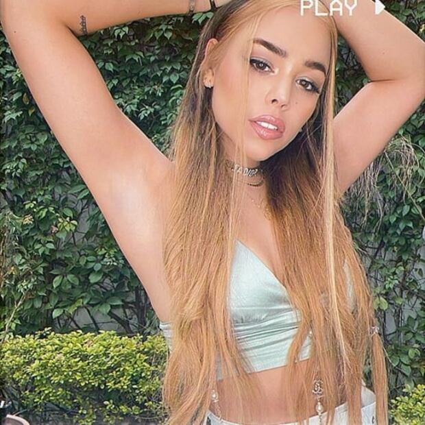 Danna Paola luce el mini top que querrás usar cuando pase la cuarentena
