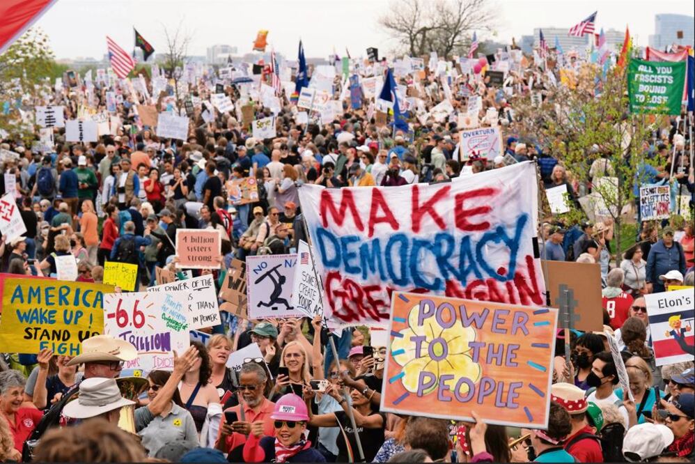 Manifestantes durante las protestas "Hands Off!" contra Donald Washington, Saturday. 5 de Abril de 2025 /AP Photo/Jose Luis Magana.