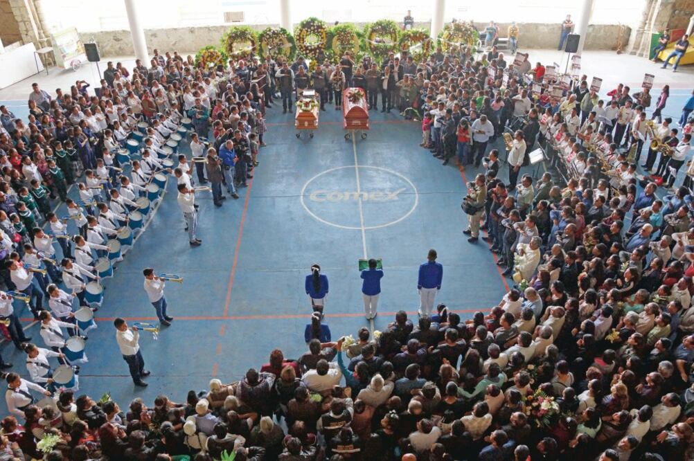 En el Palacio Municipal de Tlaxiaco se rindió un homenaje de cuerpo presente al alcalde de Tlaxiaco, Aparicio Santiago, y al síndico procurador, Perfecto Hernández Gutiérrez, segunda víctima del atentado ocurrido el 1 de enero. (EDWIN HERNÁNDEZ. EL UNIVE)