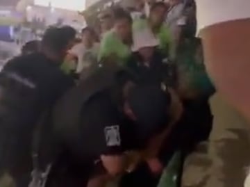 Aficionados de Rayados fueron violentados por la policía de Mazatlán en las tribunas del Estadio Kraken