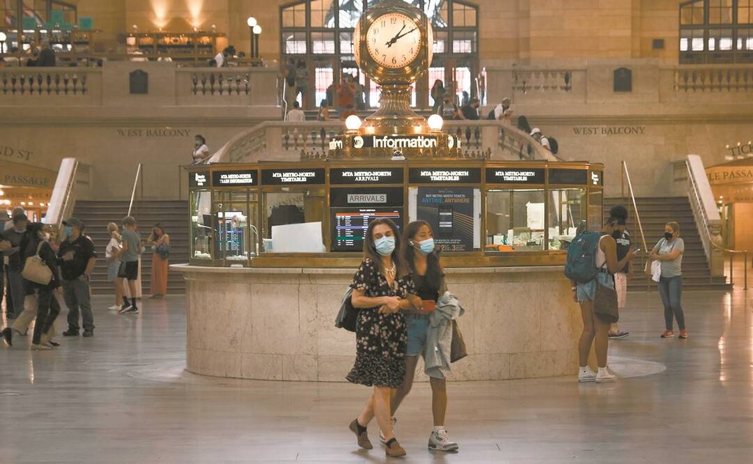 Personas con cubrebocas ayer en la Terminal Grand Central, en Nueva York. Foto: Spencer Platt. AFP