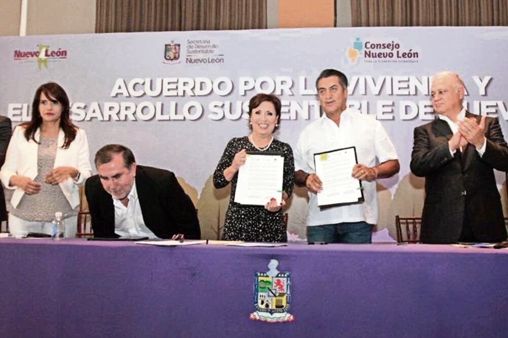 La titular de la Sedatu, Rosario Robles (centro), y el gobernador de NL, Jaime Rodríguez, acordaron impulsar el desarrollo de las ciudades de esa entidad. (SEDATU)