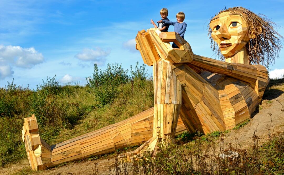 El gigante ‘Hill top Trine’ (Trine en la cima de la colina), en Hvidovre (Copenhague, Dinamarca). Foto:Thomas Dambo