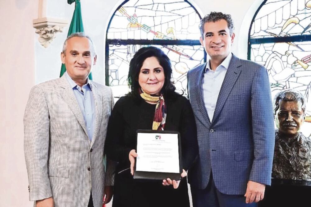 El presidente nacional del PRI, Enrique Ochoa Reza (der.), designó a la senadora Diva Gastélum como secretaria de Atención de Estados en Oposición del tricolor. (TOMADA DE TWITTER)