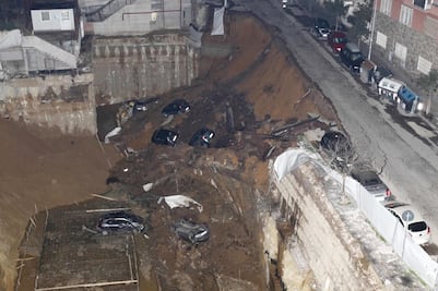 Enorme socavón en Roma se 'traga' media docena de automóviles