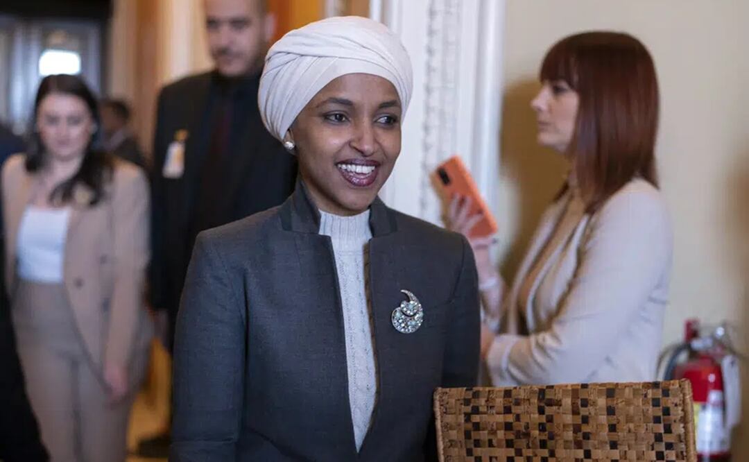 La representante Ilhan Omar, D-Minn., abandona la cámara de la Cámara en el Capitolio en Washington. Foto: AP 