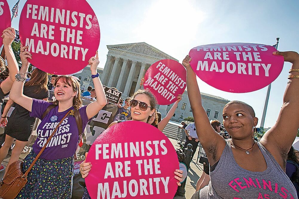 Activistas con carteles que dicen “feministas son la mayoría” se manifiestan frente a la Suprema Corte en Washington, luego de que declaró inconstitucional la ley sobre abortos en Texas (J. SCOTT APPLEWHITE. AP)