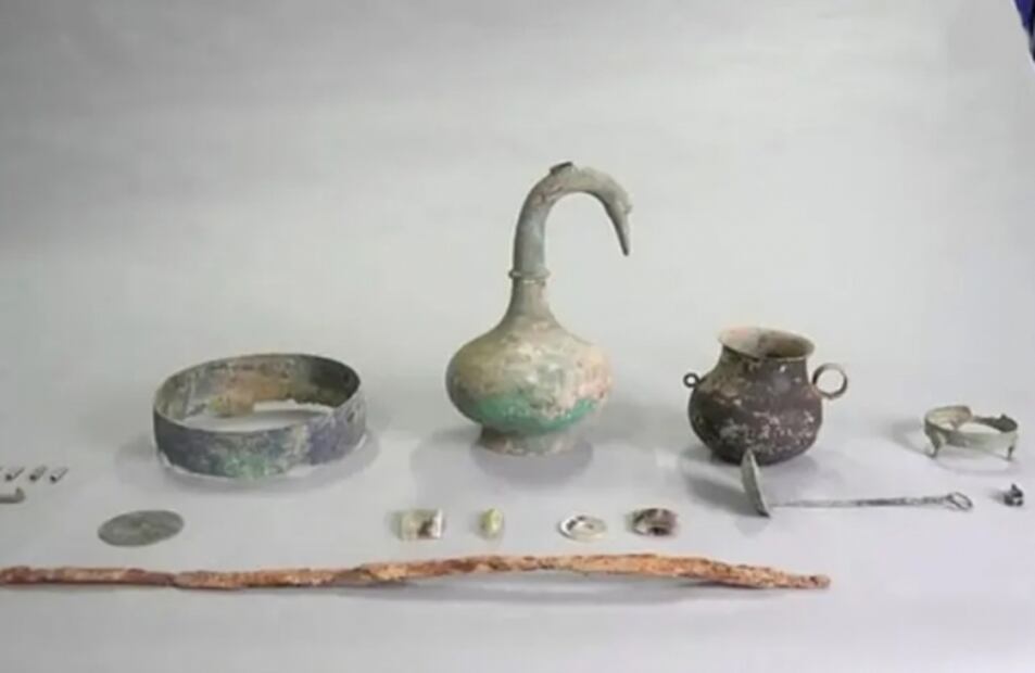 Descubren vasija de más de 2 mil años de antigüedad con líquido misterioso