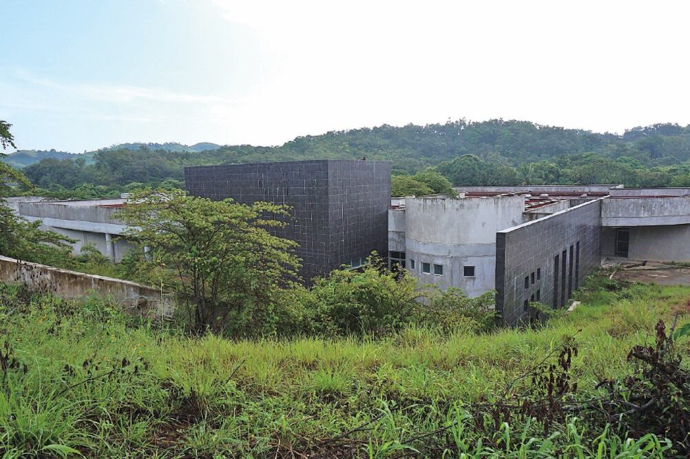 Desde las orillas de la carretera federal se aprecia el inmueble semicubierto por la maleza y ubicado en el fondo de una barranca; en 2008 se colocó la primera piedra del que fue anunciado como un moderno hospital de especialidades (ROSELIA CHACA)