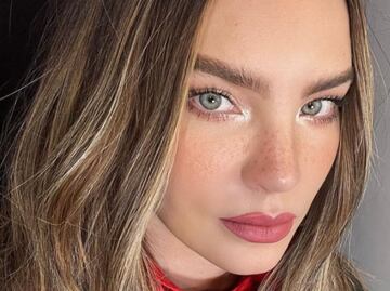 Belinda encanta con vestido cut out sin ropa interior