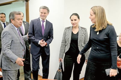 Entre disculpas, amable reunión