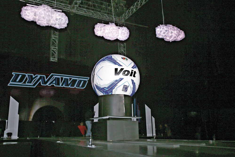 Dynamo será el nombre del nuevo balón oficial para el Torneo Apertura 2015. Foto: AGUSTÍN CUEVAS. IMAGO7