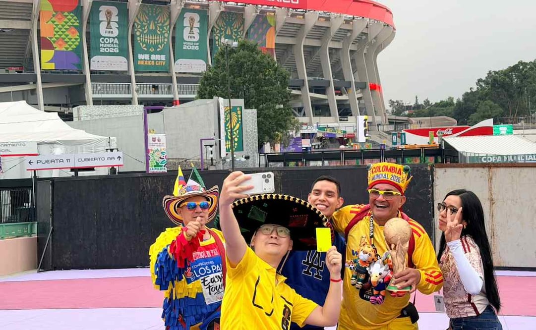 Vallas negras limitan el acceso a aficionados en la entrada principal del Estadio CDMX: Foto: Arturo Ordaz Díaz / EL UNIVERSAL