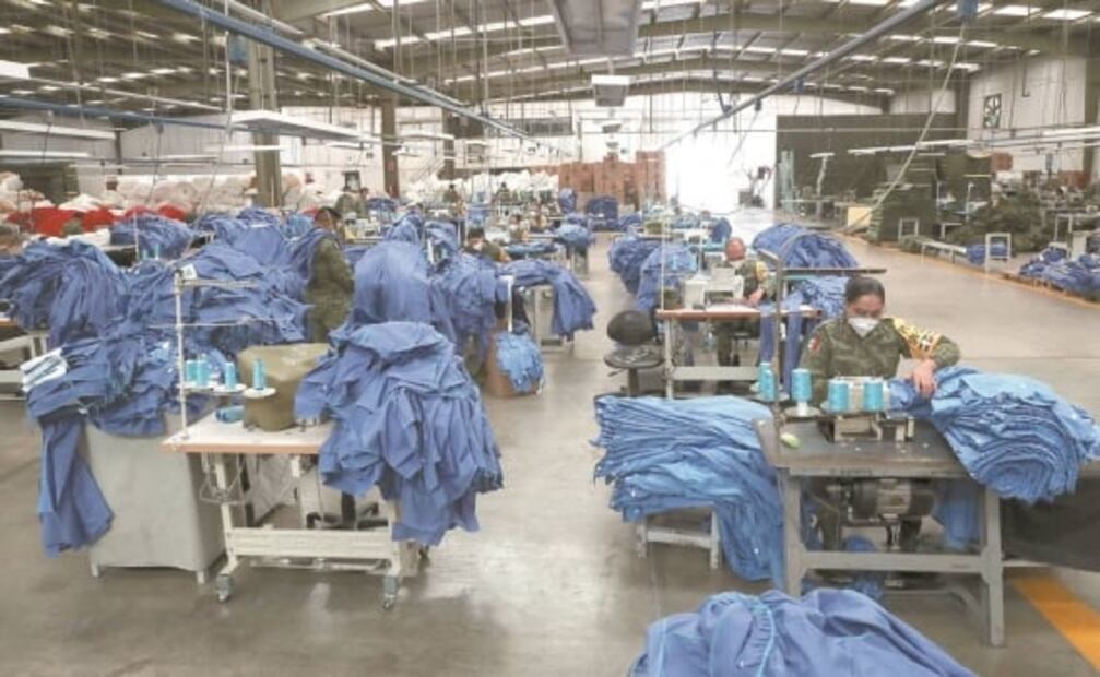 Ejército apoya a médicos contra el Covid: fabrica sus uniformes