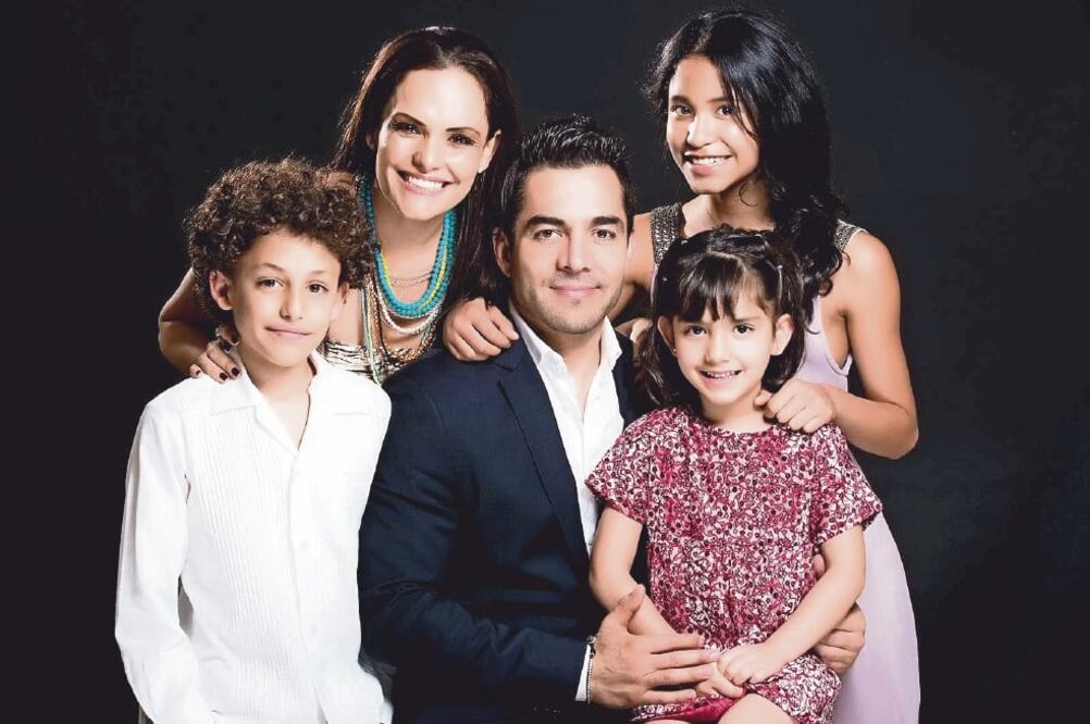 Los Chaparro viven en EU: Emilliano, Lucía Ruiz, Omar, Andrea y Sofía (CORTESÍA OMAR CHAPARRO)